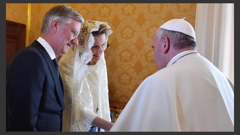 El papa Francisco da la bienvenida a los reyes de Bélgica.