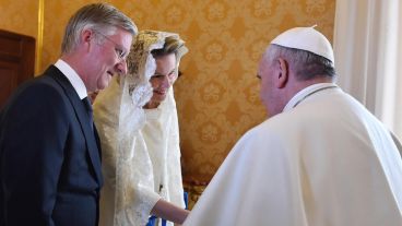 El papa Francisco da la bienvenida a los reyes de Bélgica.