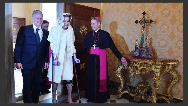 El Prefecto de la Casa Pontificia de la Santa Sede, Georg Gaenswein, recibe a los reyes de Bélgica.