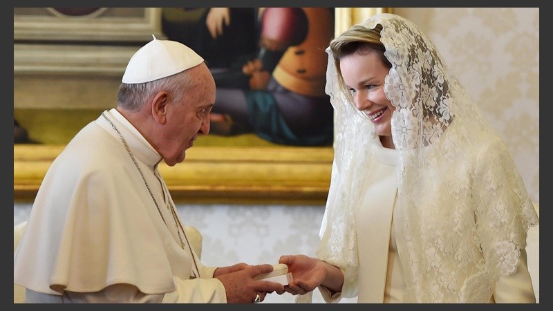 El papa Francisco junto a la reina Matilde de Bélgica.