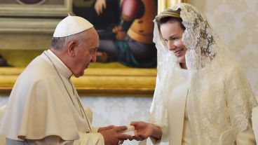 El papa Francisco junto a la reina Matilde de Bélgica.