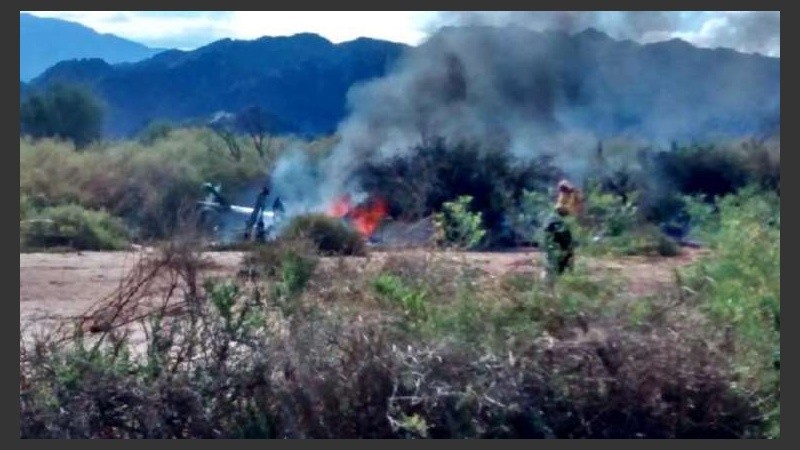 Los dos helicópteros fueron consumidos por las llamas.