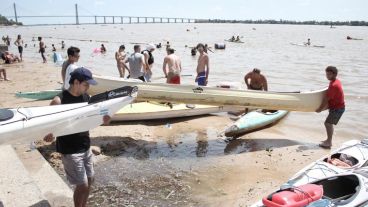 En verano es común ver todos los días gran presencia de kayakistas en el río.