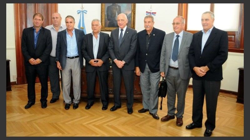 Bonfatti con los presidentes del fútbol de Santa Fe. 