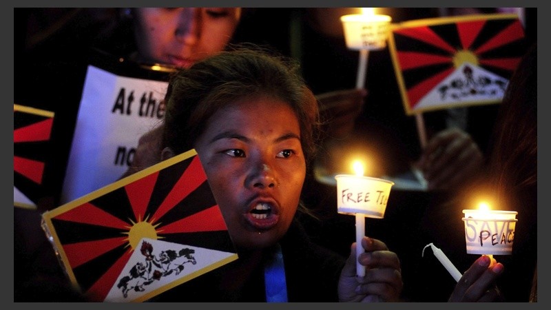 Varios miembros del Congreso de la Juventud Tibetano participan en una vigilia en contra del control del gobierno chino en el Tíbet.