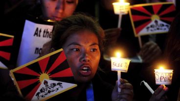 Varios miembros del Congreso de la Juventud Tibetano participan en una vigilia en contra del control del gobierno chino en el Tíbet.