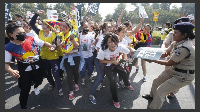 Activistas tibetanos se enfrentan a la policía durante una protesta a las puertas de la embajada china en Nueva Delhi. 