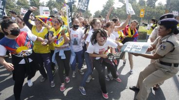 Activistas tibetanos se enfrentan a la policía durante una protesta a las puertas de la embajada china en Nueva Delhi.
