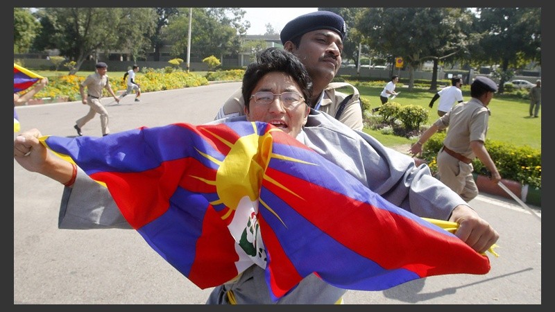 Activista tibetano es detenido por la policía durante una protesta a las puertas de la embajada china en Nueva Delhi. 