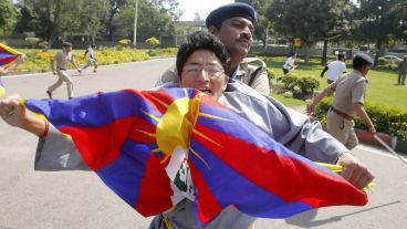 Activista tibetano es detenido por la policía durante una protesta a las puertas de la embajada china en Nueva Delhi.