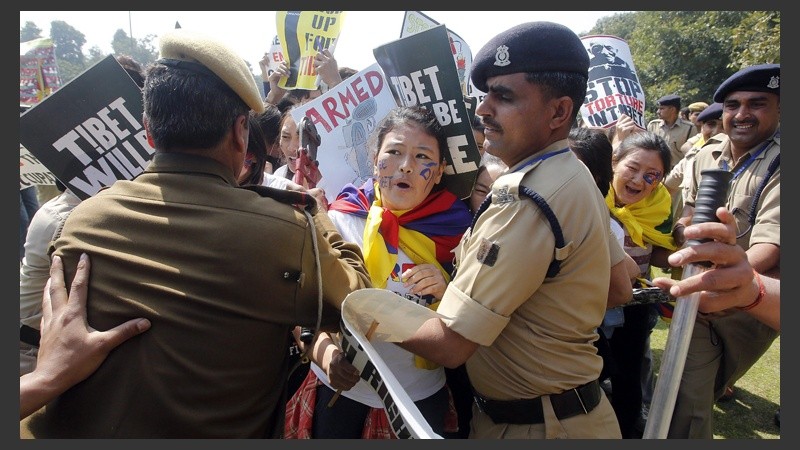 Activistas tibetanos se enfrentan a la policía durante una protesta a las puertas de la embajada china en Nueva Delhi. 