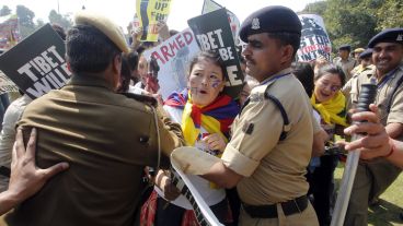 Activistas tibetanos se enfrentan a la policía durante una protesta a las puertas de la embajada china en Nueva Delhi.