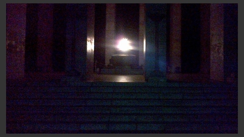 La llama votiva del Monumento, una de las pocas luces en la cortina negra de este martes.