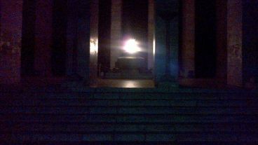 La llama votiva del Monumento, una de las pocas luces en la cortina negra de este martes.