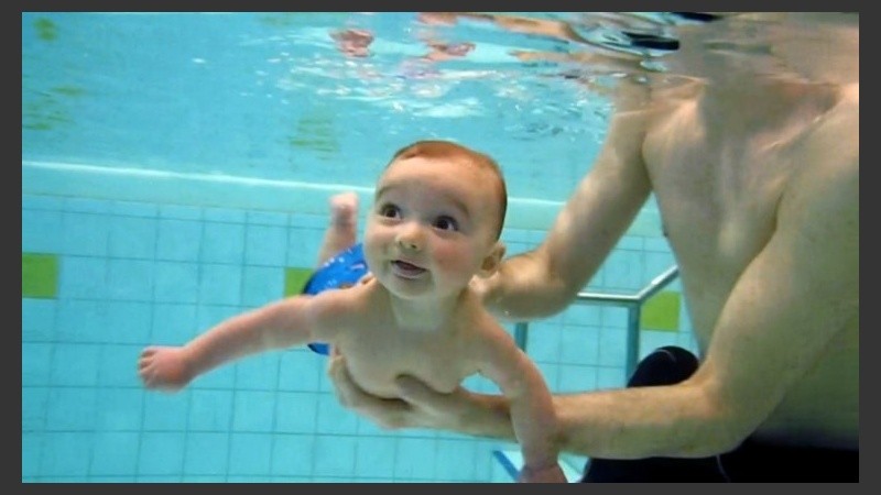 Los recién nacidos se sienten habituados al medio acuático gracias a la similitud con el útero materno.