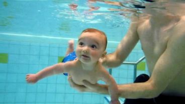 Los recién nacidos se sienten habituados al medio acuático gracias a la similitud con el útero materno.