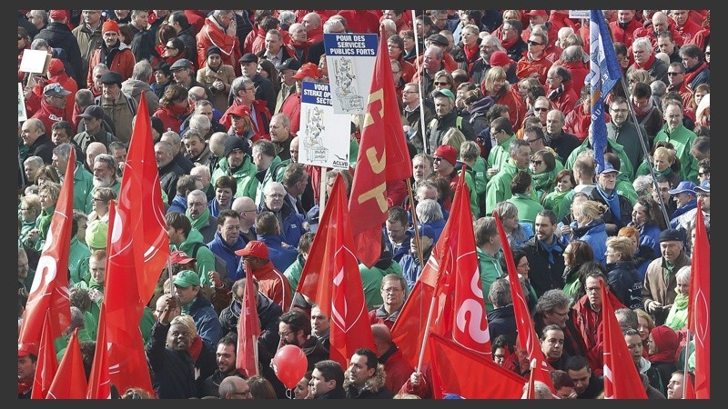 Manifestantes participan en una protesta convocada por los sindicatos en Bruselas. 