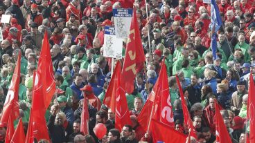 Manifestantes participan en una protesta convocada por los sindicatos en Bruselas.