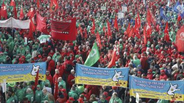Manifestantes participan en una protesta convocada por los sindicatos en Bruselas.