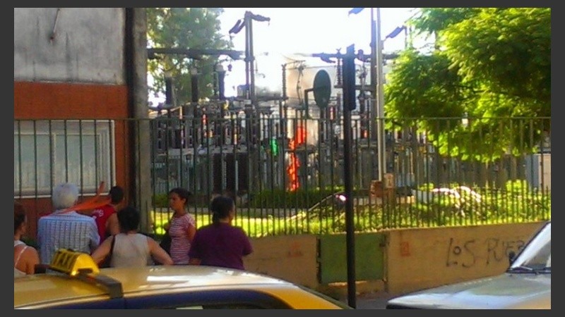 El incendio en la estación transformadora fue controlado por los bomberos.