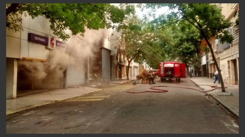 Bomberos trabajaban para contener las llamas.