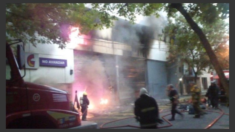 Bomberos trabajaban para contener las llamas.