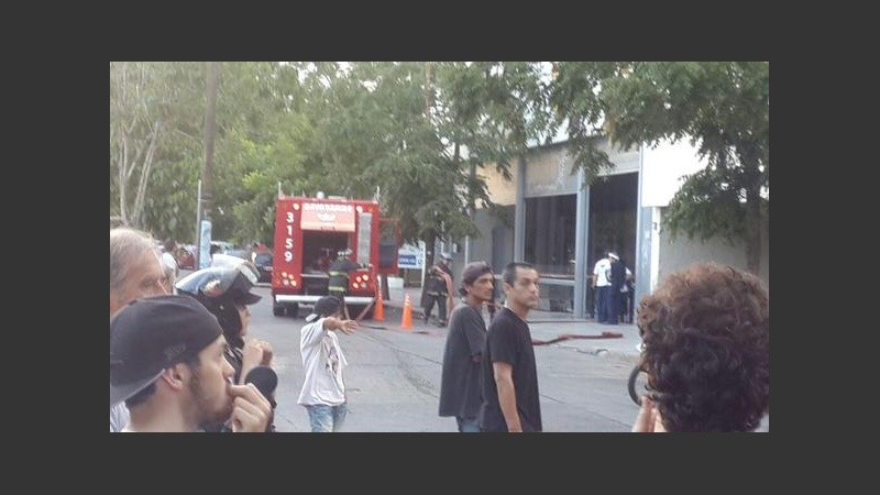 Bomberos trabajaban para contener las llamas.