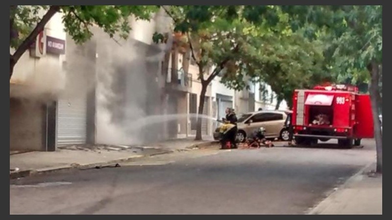 Las llamas afectaban el depósito del supermercado.
