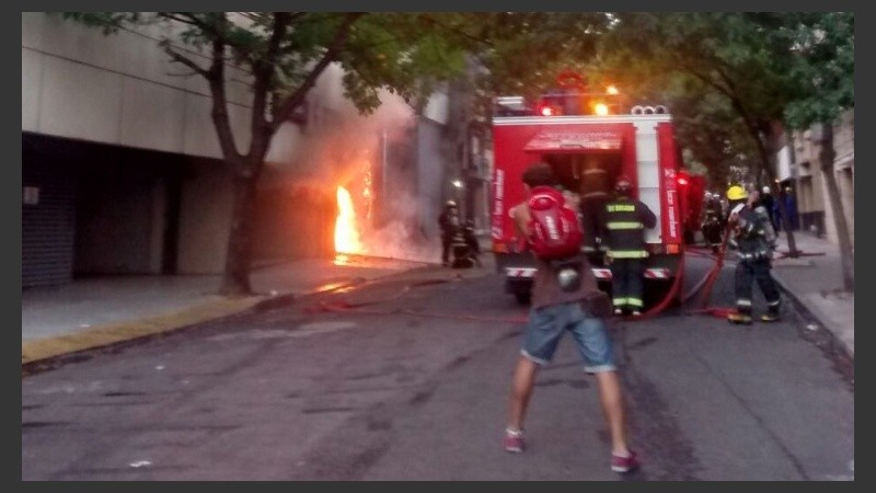 Bomberos trabajaban para contener las llamas.