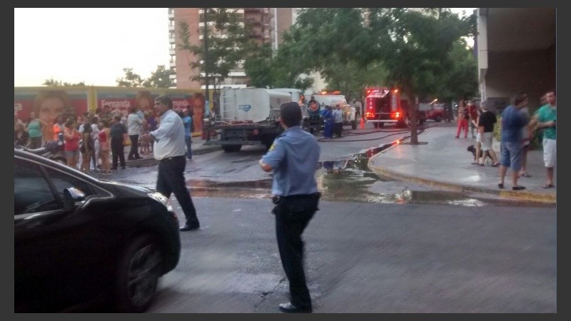 Bomberos trabajaban para contener las llamas.