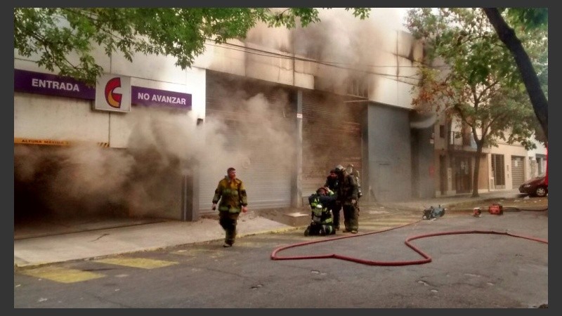 Bomberos trabajaban para contener las llamas.