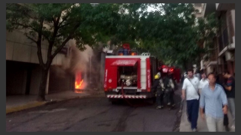 Bomberos trabajaban para contener las llamas.