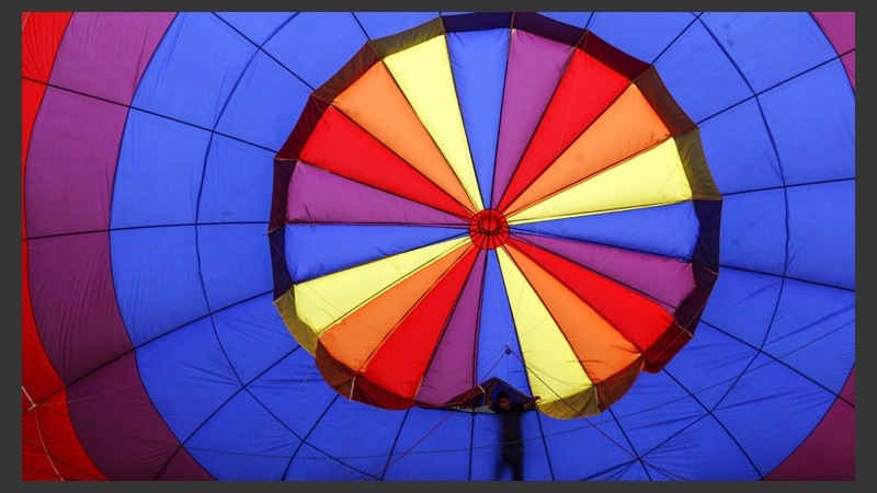 Un participante prepara un globo aerostático durante la celebración del 7º Festival Internacional de Globos Aerostáticos.