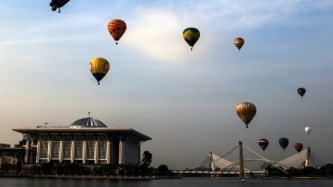 Varios globos aerostáticos sobrevuelan la mezquita Tuanku Mizan Zainal Abidin.