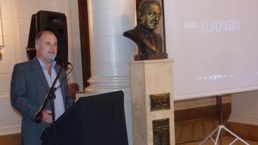 El vice de Bonfatti presidió un homenaje a Raúl Alfonsín, por el 88° aniversario de su natalicio.