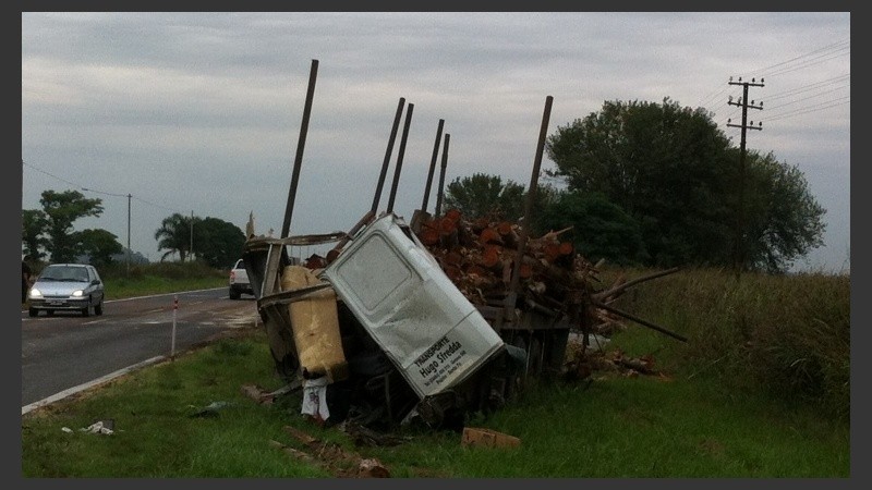 Impresionantes imágenes del accidente en Pujato. 