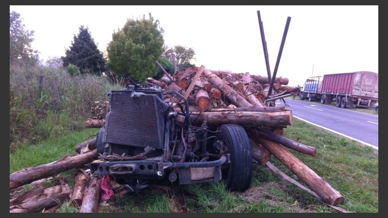 Impresionantes imágenes del accidente en Pujato. 