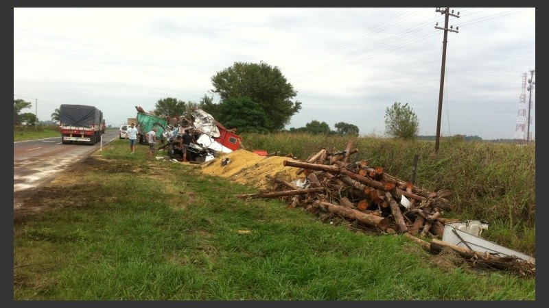 Impresionantes imágenes del accidente en Pujato. 