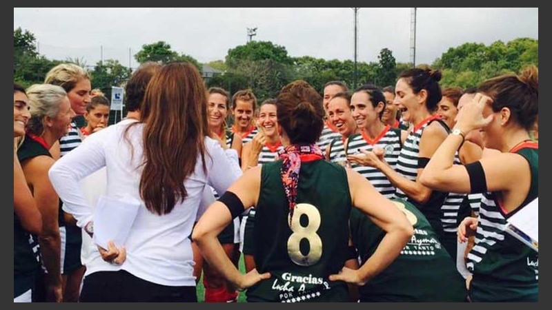 La mayoría de los asistentes vistió la camiseta con el número 8 de Aymar.