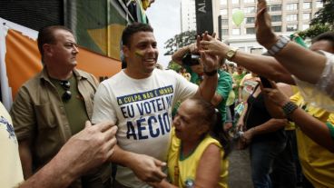 El ex futbolista Ronaldo apoyó la protesta y al opositor Aecio Neves.