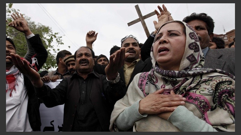  Paquistaníes cristianos protestan contra los ataques a dos iglesias en Peshawar.