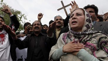 Paquistaníes cristianos protestan contra los ataques a dos iglesias en Peshawar.