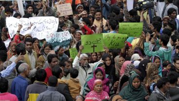 Paquistaníes cristianos protestan contra los ataques a dos iglesias en Lahore.