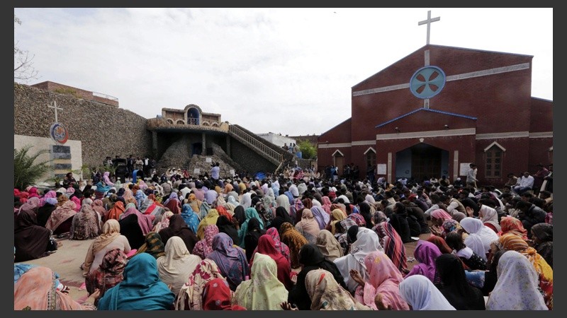 Paquistaníes cristianos protestan contra los ataques a dos iglesias en Lahore.