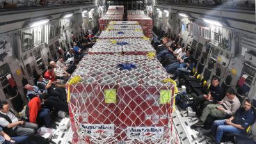 Fotografía de las ayudas internacionales a bordo de la aeronave australiana RAAF C-17.