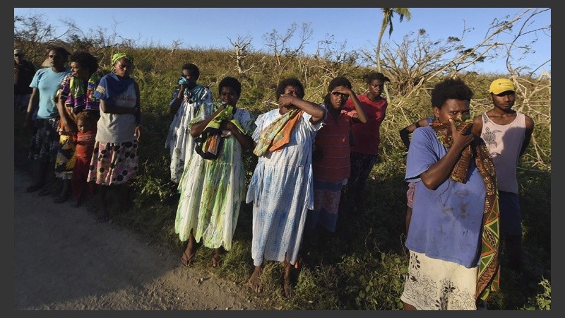 Varias personas caminan por una carretera en la isla de Tanna en Vanuatu.