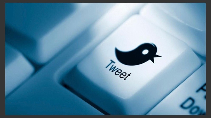 Los limitados 140 caracteres que ofrece esta red social, pueden ser una buena estrategia para que los jóvenes aprendan a sintetizar un tema.