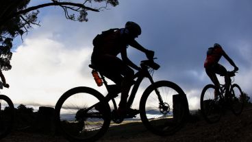 Dos ciclistas compiten durante la segunda etapa de 92 kilómetros en bicileta de montaña de la carrera Absa Cape Epic en Elgin.