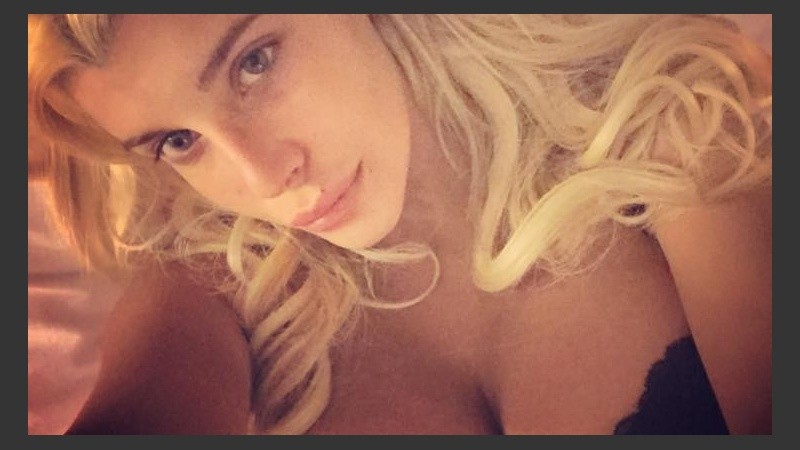 Con ropa interior negra y a cara lavada, un look más dulce.