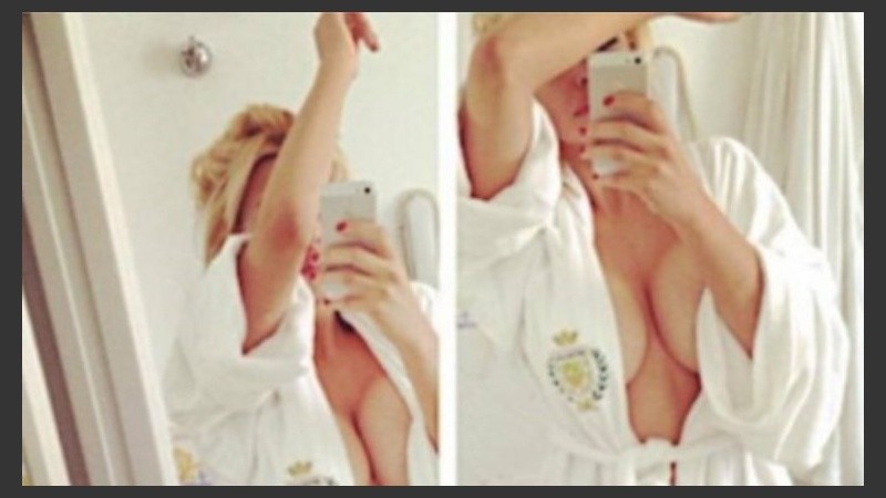 Muy sexy con una bata de baño.